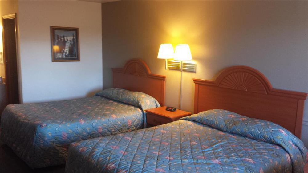 Americas Best Value Inn Burns Room photo